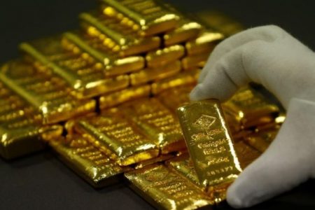 عالمی مارکیٹ میں سونے کی قیمت میں خاطر خواہ کمی کے بعد پاکستان میں بھی سونے کی قیمت میں کمی