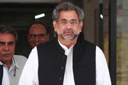 سابق وزیراعظم شاہد خاقان عباسی کو گلاس مارا گیا