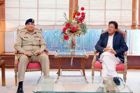 وزیراعظم عمران خان سے آرمی چیف جنرل قمر جاوید باجوہ نے ملاقات کی